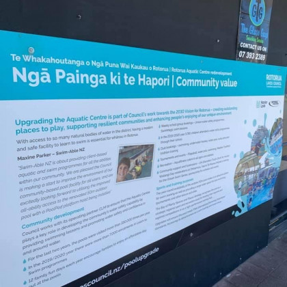 He tohu me ōna ūpoko reorua - Sign with bilingual headers